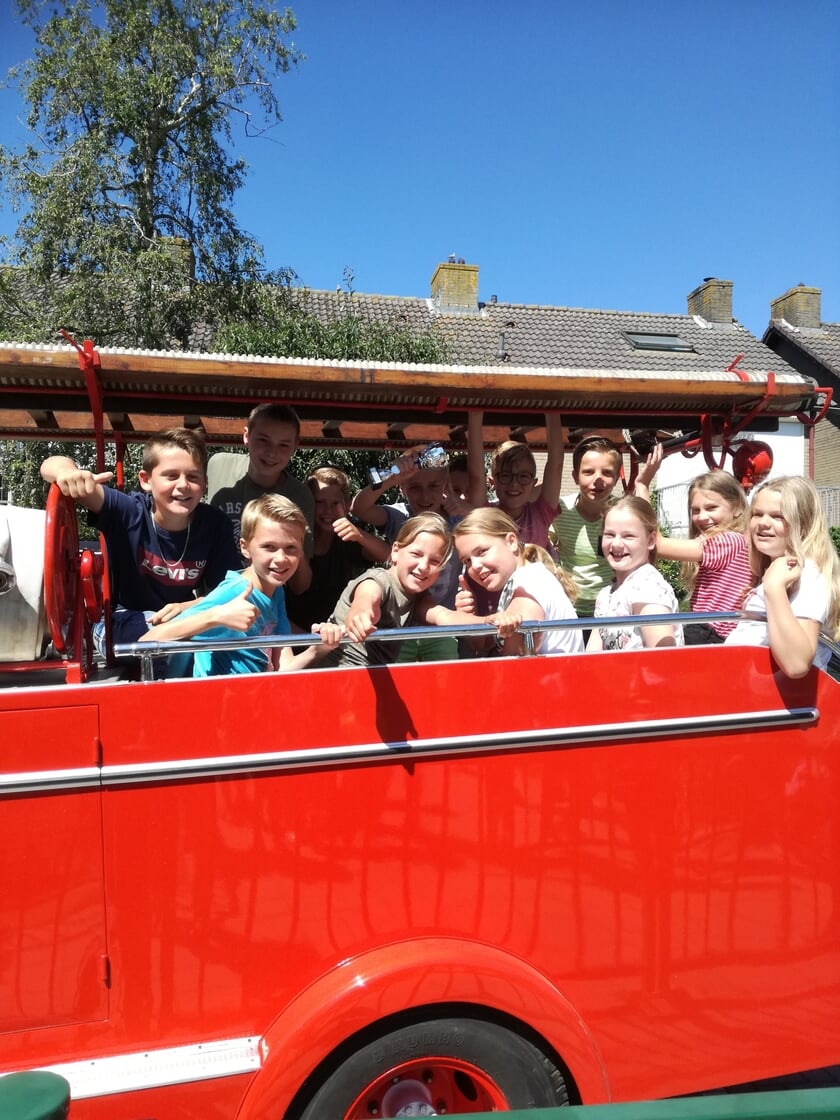 • De trotse leerlingen in de brandweerwagen.