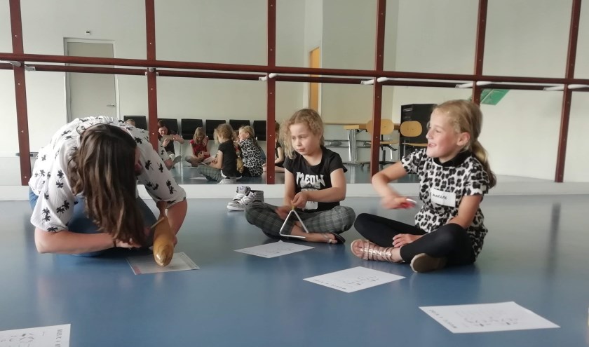 Muziek bij de jongste groep van de brusjesmiddag