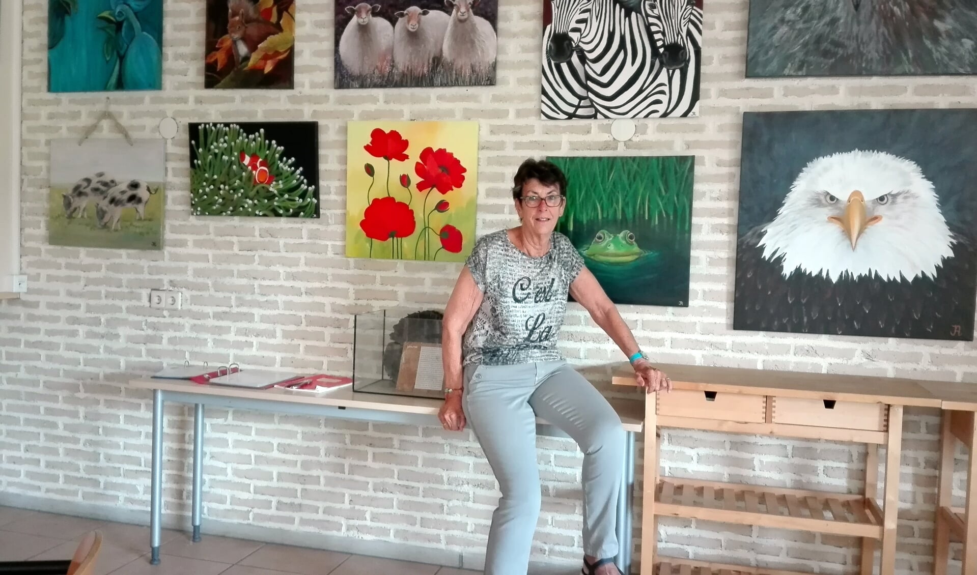 • Jannie van Andel bij haar expositie.