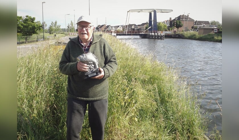 • Henk van den Oever kreeg een beeldje.