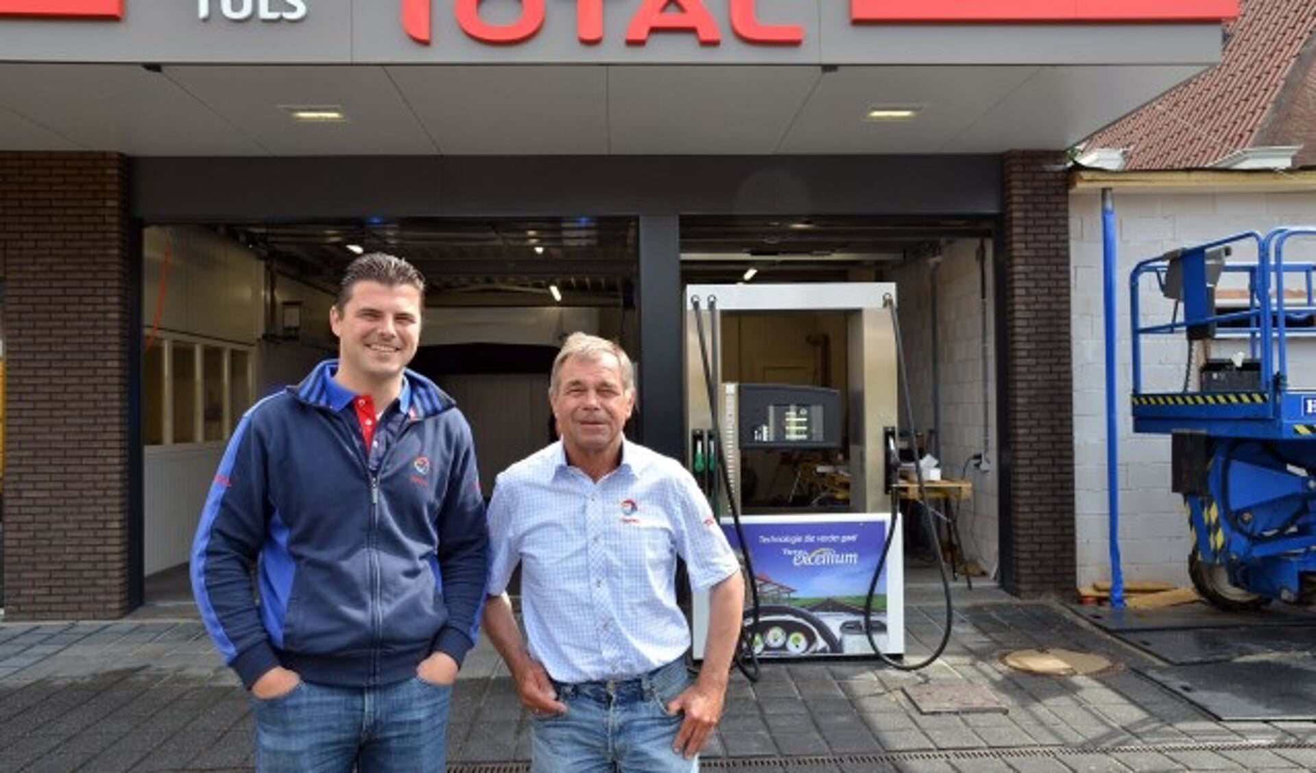 Herman junior en Herman senior voor hun geheel vernieuwde tankstation mét wasstraat aan de Wilhelminastraat. (Foto: Paul van den Dungen)