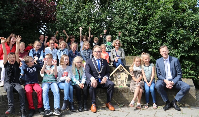 • Burgemeester Keereweer en directeur De Kat te midden van de kinderen.
