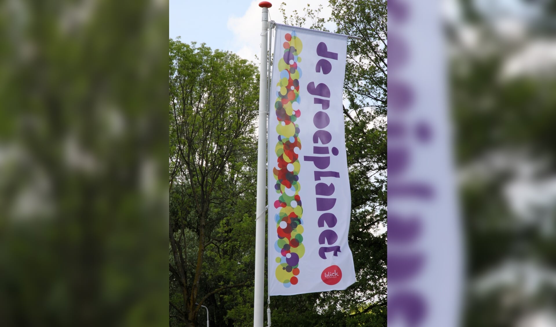 • Vlag voor het schoolgebouw van obs de Groeiplaneet.