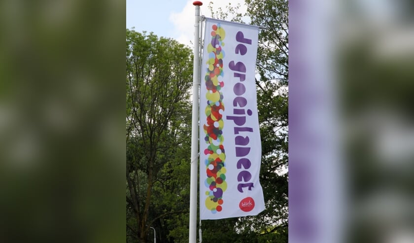 <p>• Vlag voor het schoolgebouw van obs de Groeiplaneet.</p>