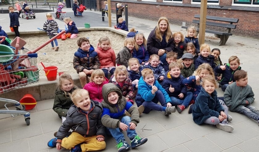 • Juf Marjolein tussen de kinderen.