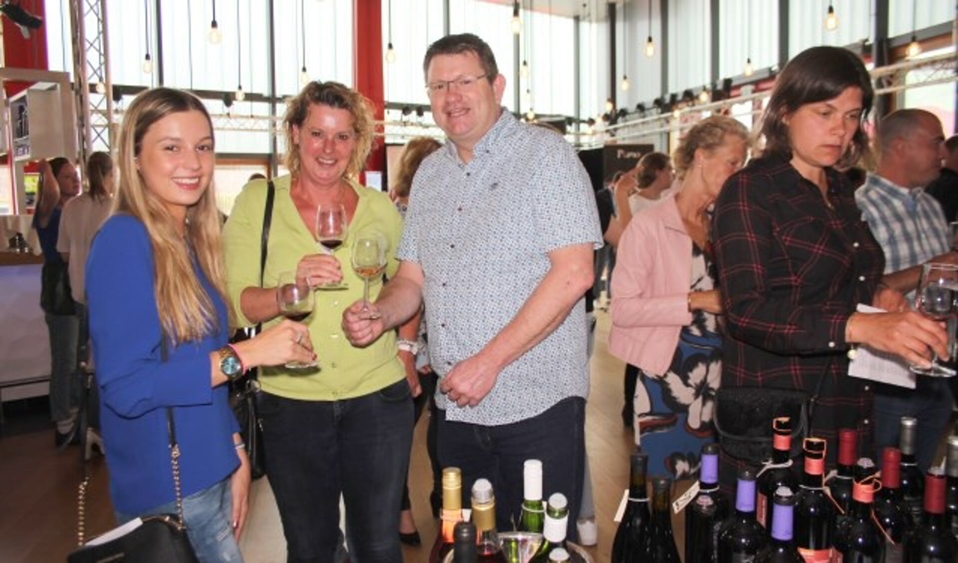 André van Doorenmalen (rechts) ontmoet zijn klanten en wijnliefhebbers graag op een proeverij, om hen te laten proeven van nieuwe en bijzonder wijnen. (Foto: Lysette Verwegen) 