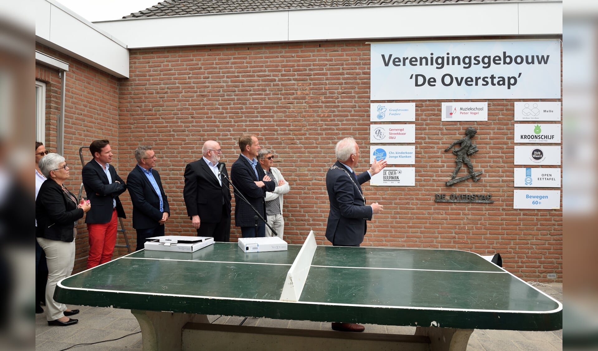 • Burgemeester Van der Borg tijdens de opening van de Overstap.