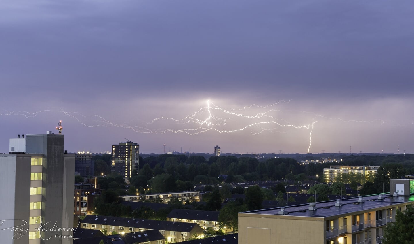 • Onweersbui boven Dordrecht op 4 juni 2019.