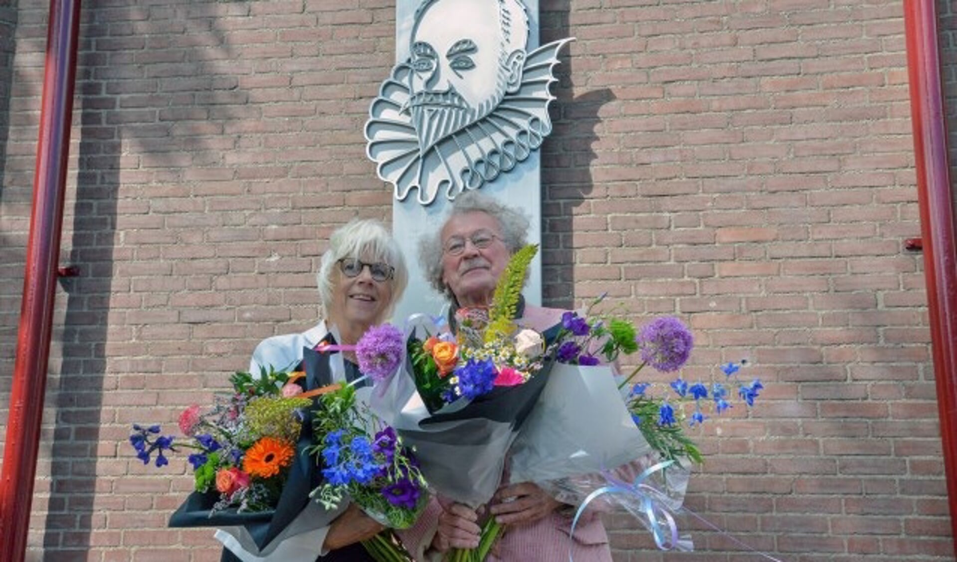Beeldend vormgevers Els Verseveld en Jos Wensing bij hun kunstwerk, na de onthulling op het Arminiusplein. (Foto: Paul van den Dungen)