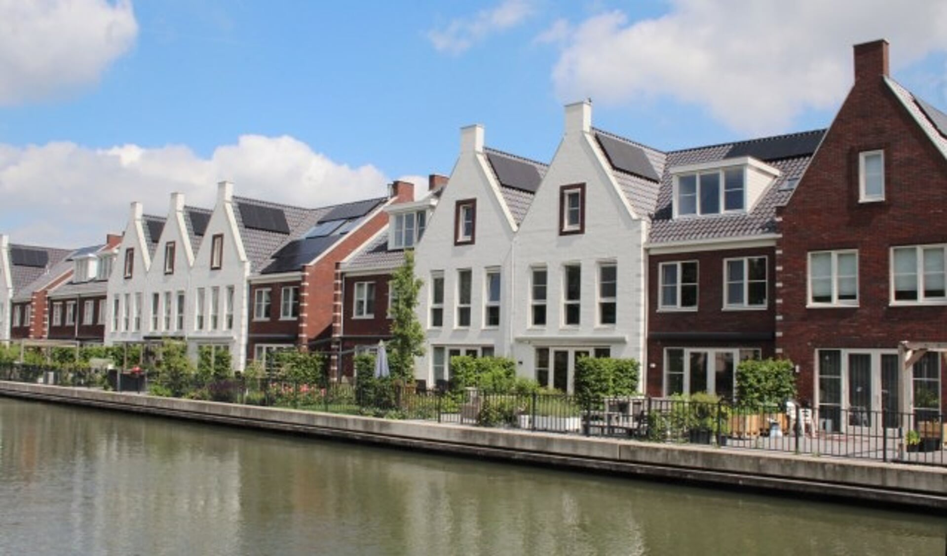Sfeervolle recente nieuwbouw aan de Hollandse IJssel, maar lang niet genoeg voor de huidige woningbehoefte. (Foto: Lysette Verwegen)