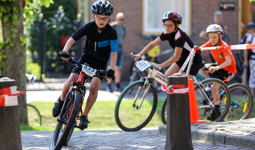 • De basisschooljeugd in actie tijdens de streetrace.