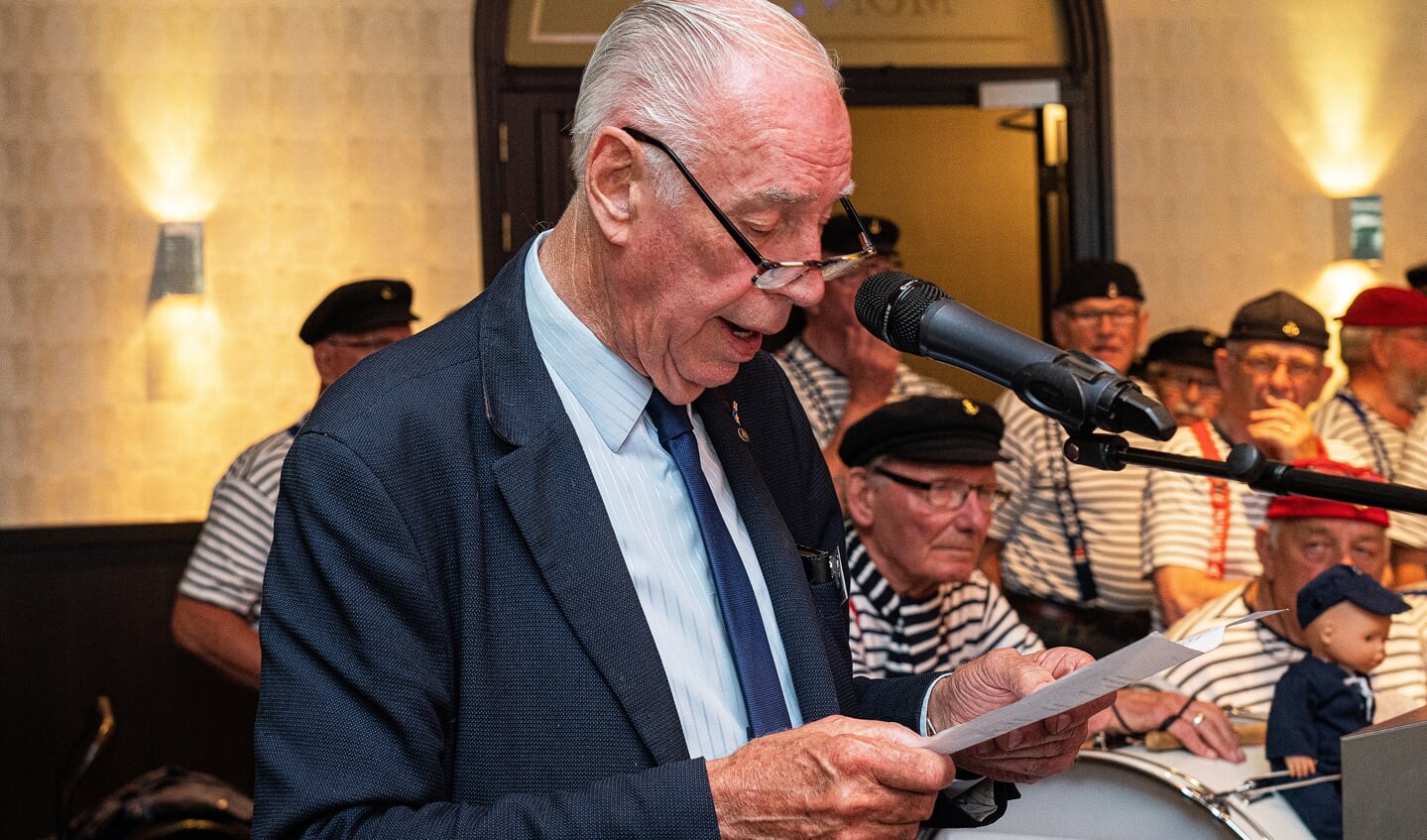 Arie Kooijman draagt  na 60 jaar de voorzittershamer van stichting Ouderenreis Vianen-Hagestein over aan Joke den Hartog