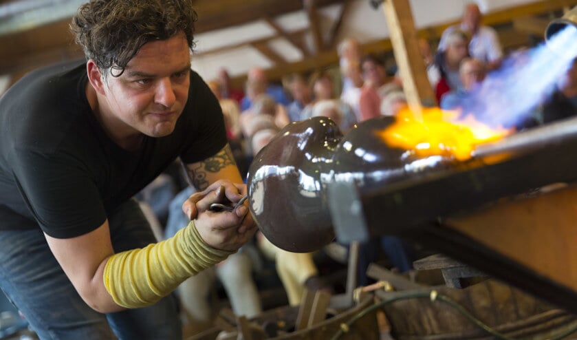 • Martin Janecky maakt een hoofd van glas.