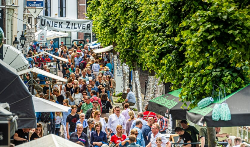 <p>• Haast niet meer voor te stellen: topdrukte op de Haven tijdens de laatst gehouden Nationale Zilverdag (2019). </p>