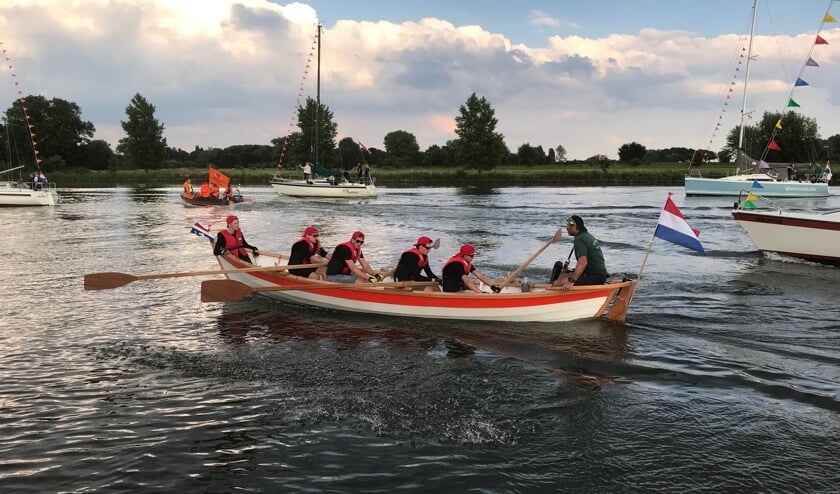 De roeiers werden donderdagavond onthaald in Wijk en Aalburg.