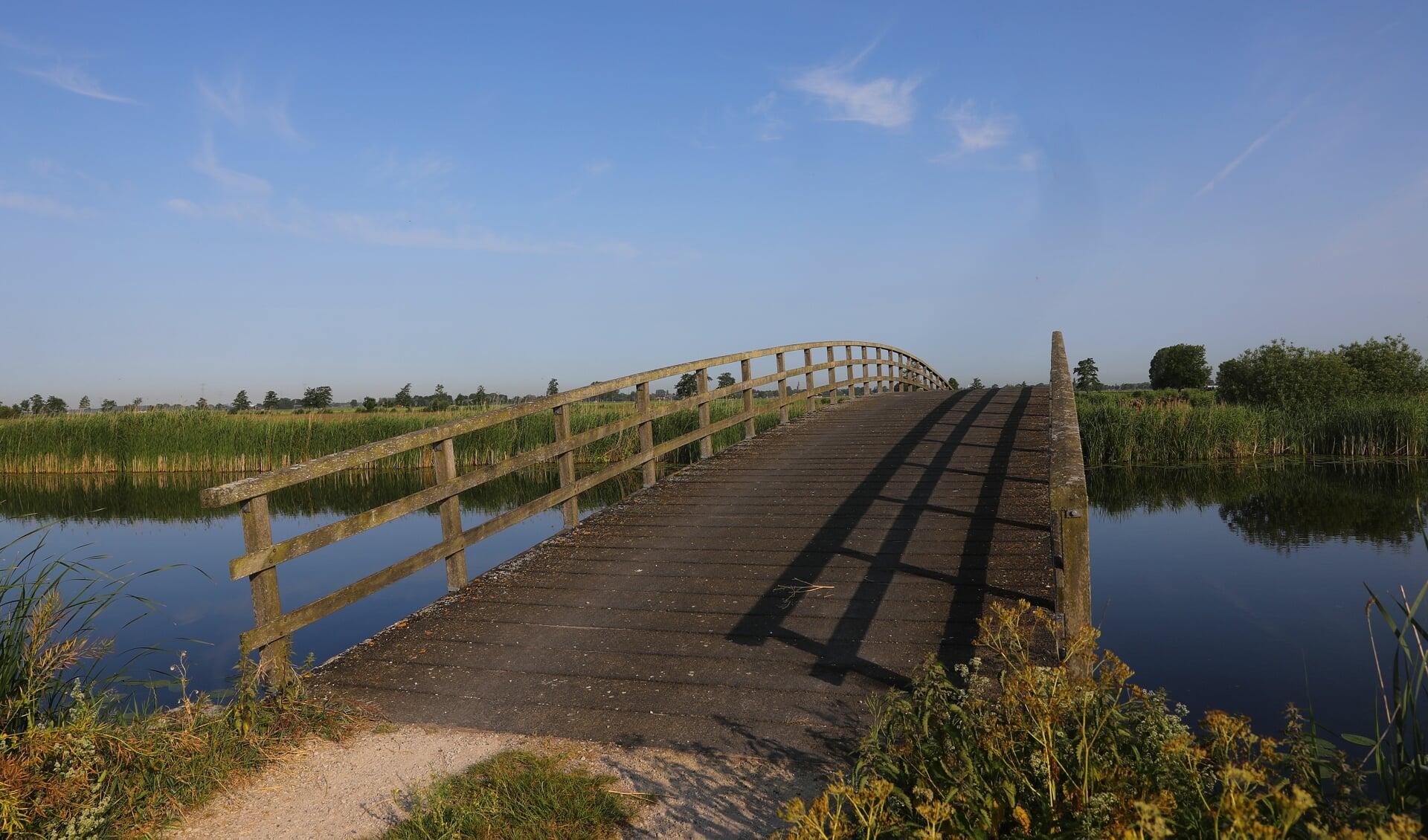 • De westelijke brug, die de Historische Vereniging Binnenwaard wil behouden.