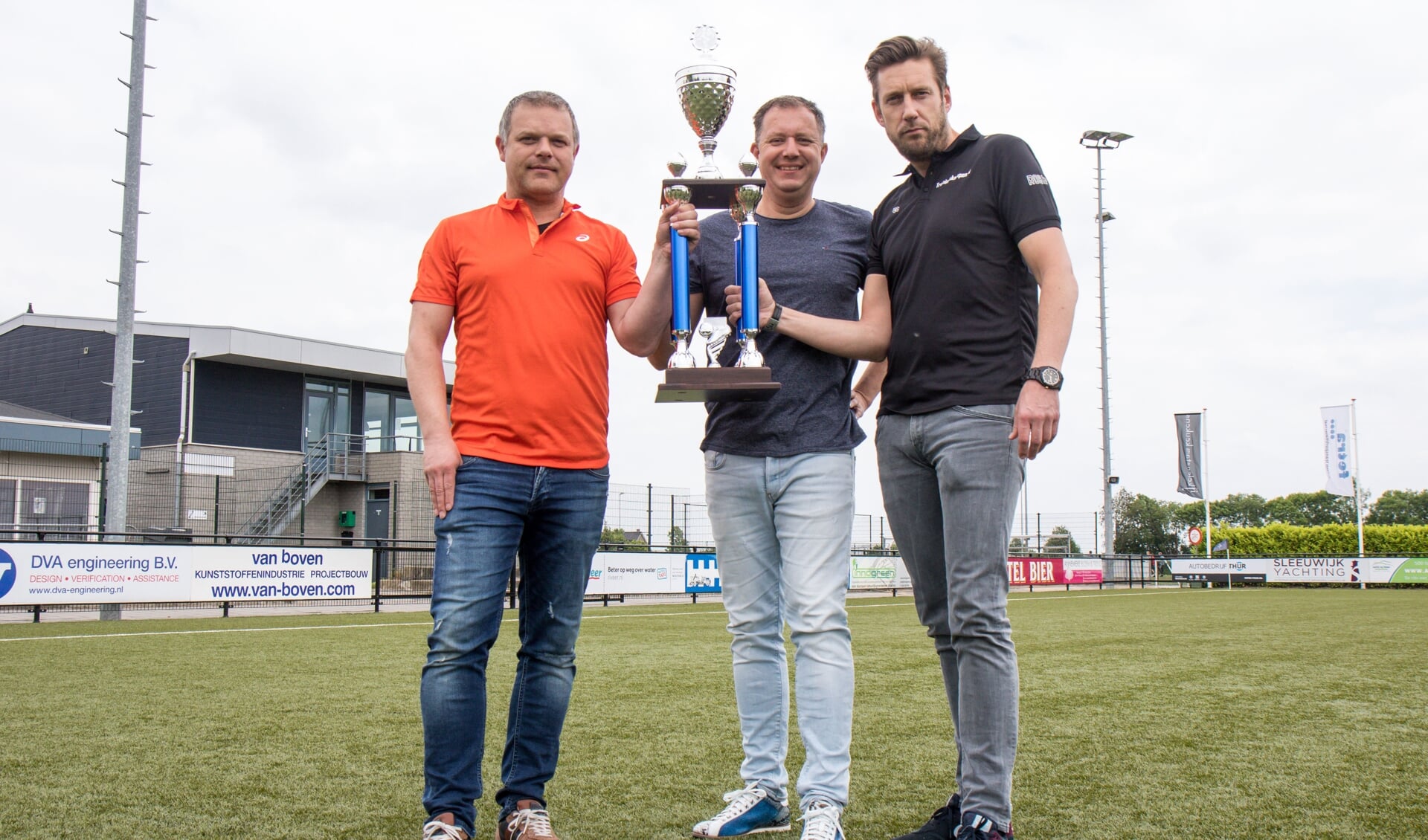 • De sponsors van de Regio-Voetbal Toernooien met de EM Cup.