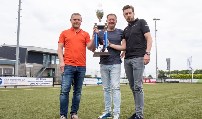 • De sponsors van de Regio-Voetbal Toernooien met de EM Cup.
