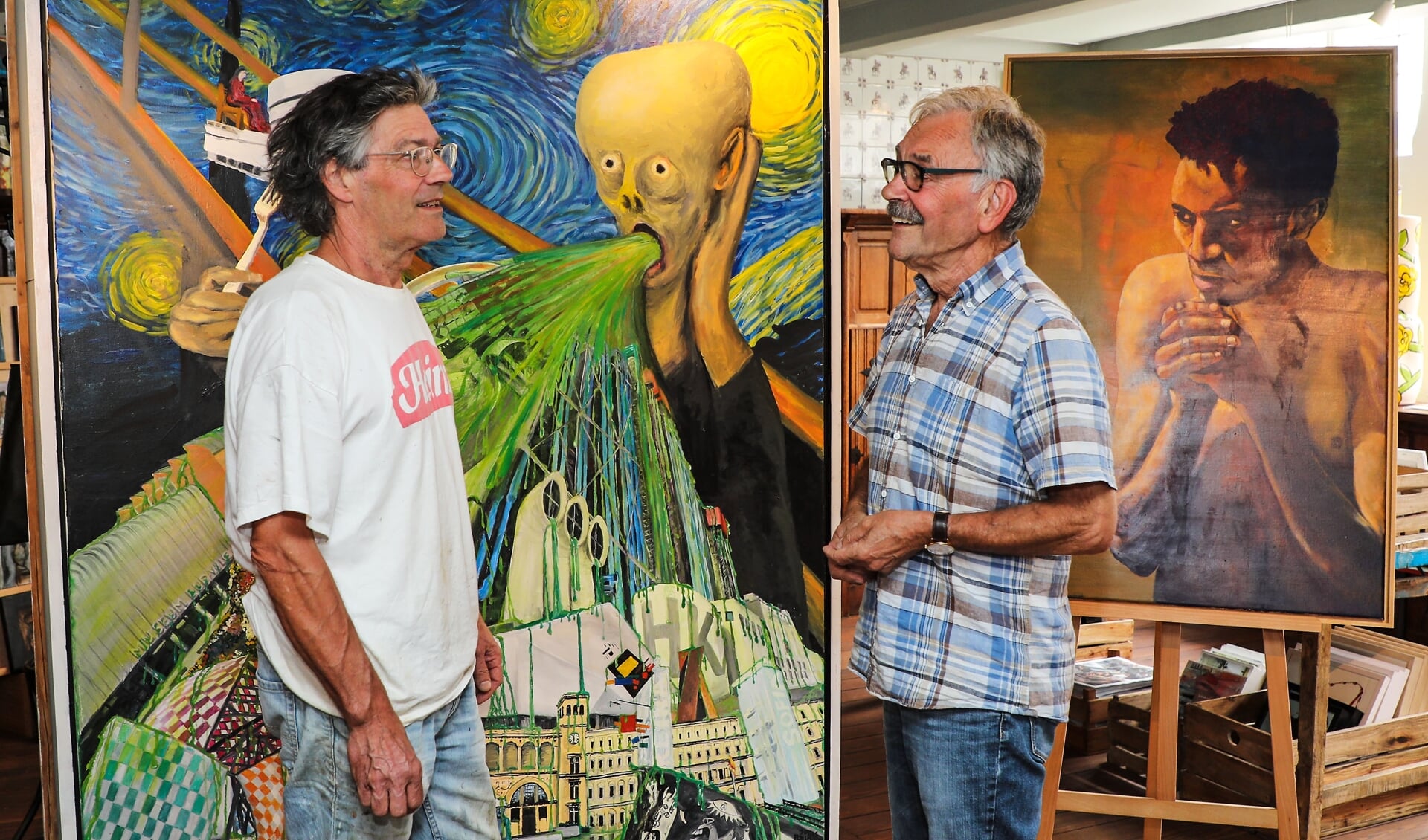 • Joris Baudoin (l) en Kees Habraken in Markt Twee met elkaar in gesprek over hun schilderijen.