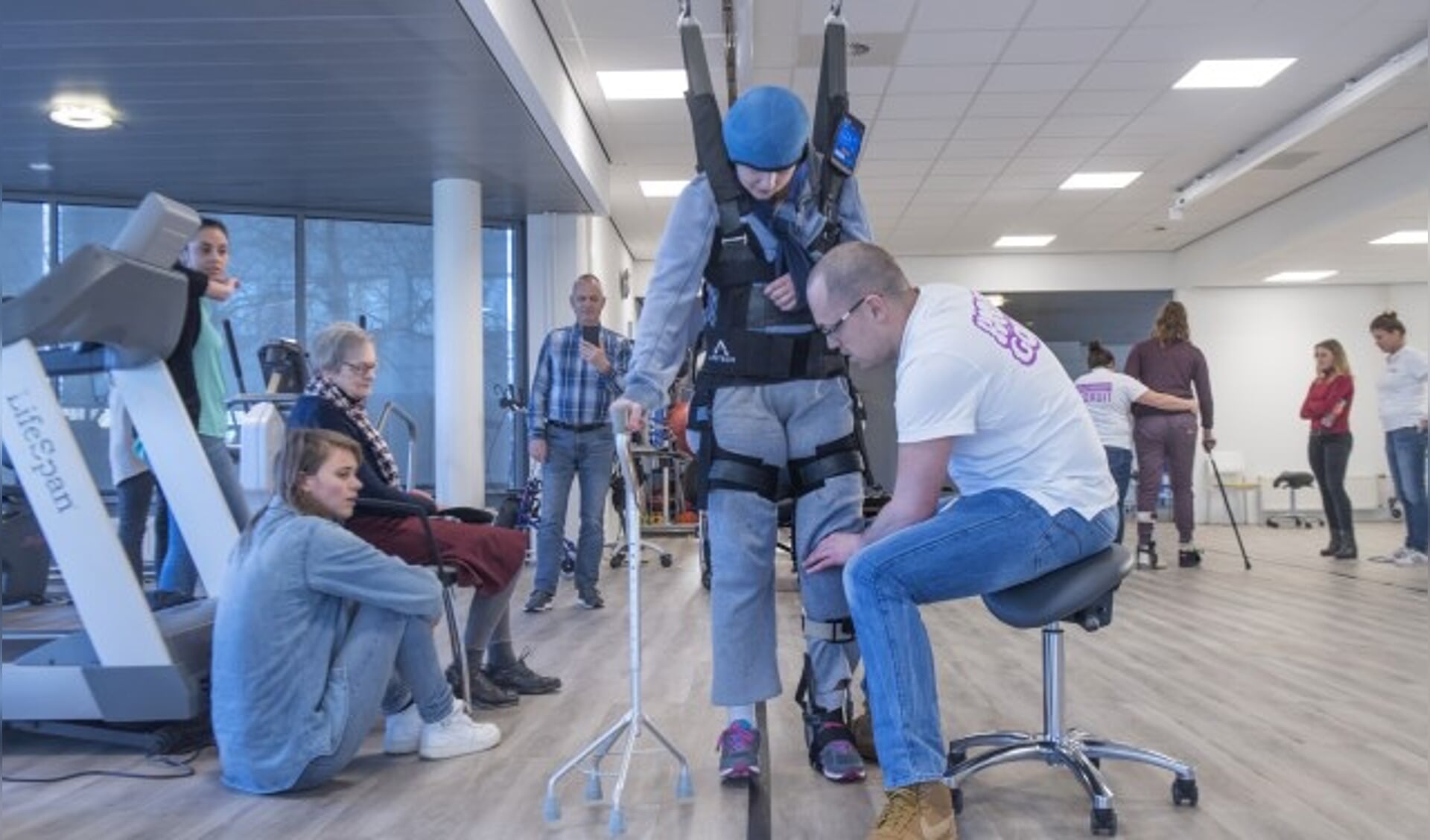 De medisch specialisten in het Daan Theeuwes Centrum maken gebruik van moderne apparatuur, om de jongeren belangrijke vaardigheden opnieuw aan te leren.