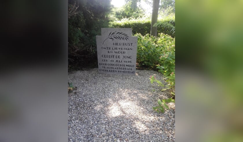 • De grafsteen van Gerrit de Jong op de begraafplaats in Bleskensgraaf.  