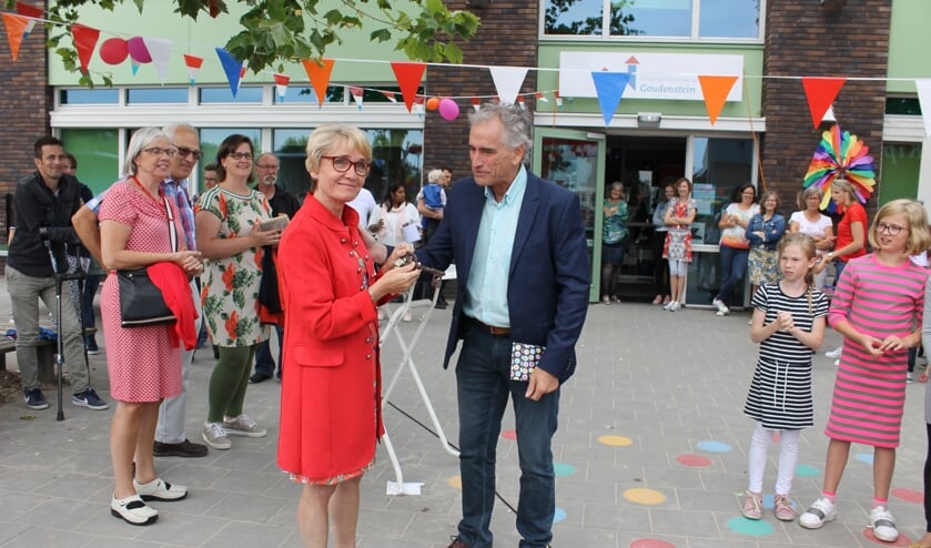 Jan Molenaar (ad.int.) overhandigt de sleutel aan Helene Maliepaard.