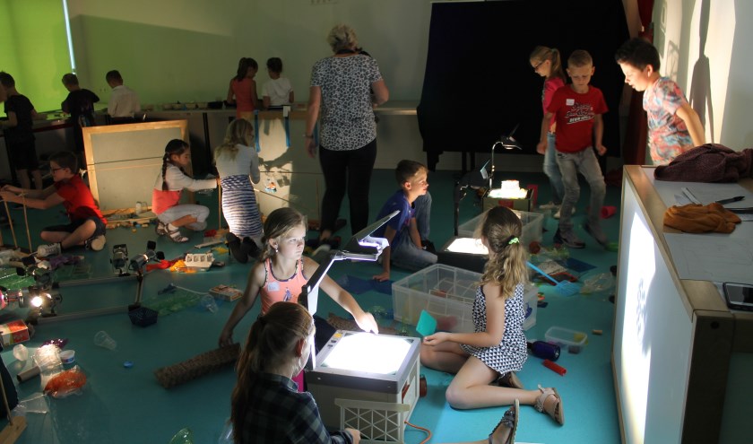 Kinderen aan het werk in het atelier.