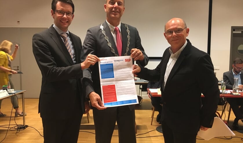 • Albert Brasser, burgemeester Jaap Paans en Jako Sterrenburg.