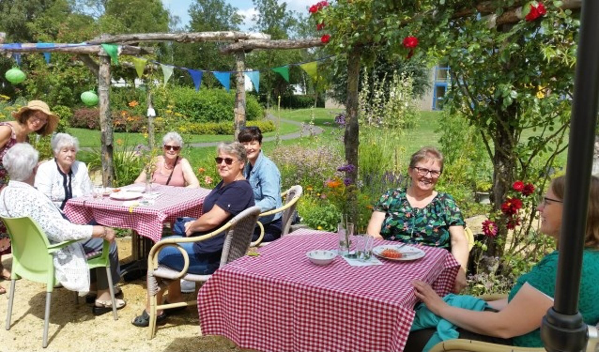 Een heerlijke plek om op het terras met zitjes samen met anderen te onthaasten en uitgebreid van thee met lekkers te genieten van de zomer tussen het groen.  (Foto: Eetbaar IJsselstein)