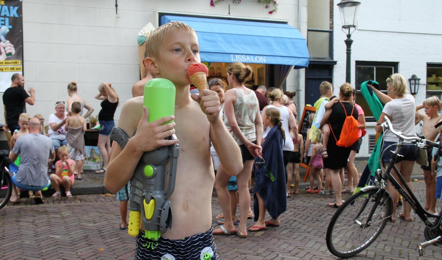 • Kinderen kregen na het watergevecht een ijsje van Stichting Classic Events Krimpenerwaard.