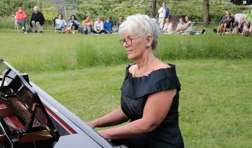Pianiste Ellen Verhagen gaf een mooi concert in de kasteeltuin te Culemborg.  
