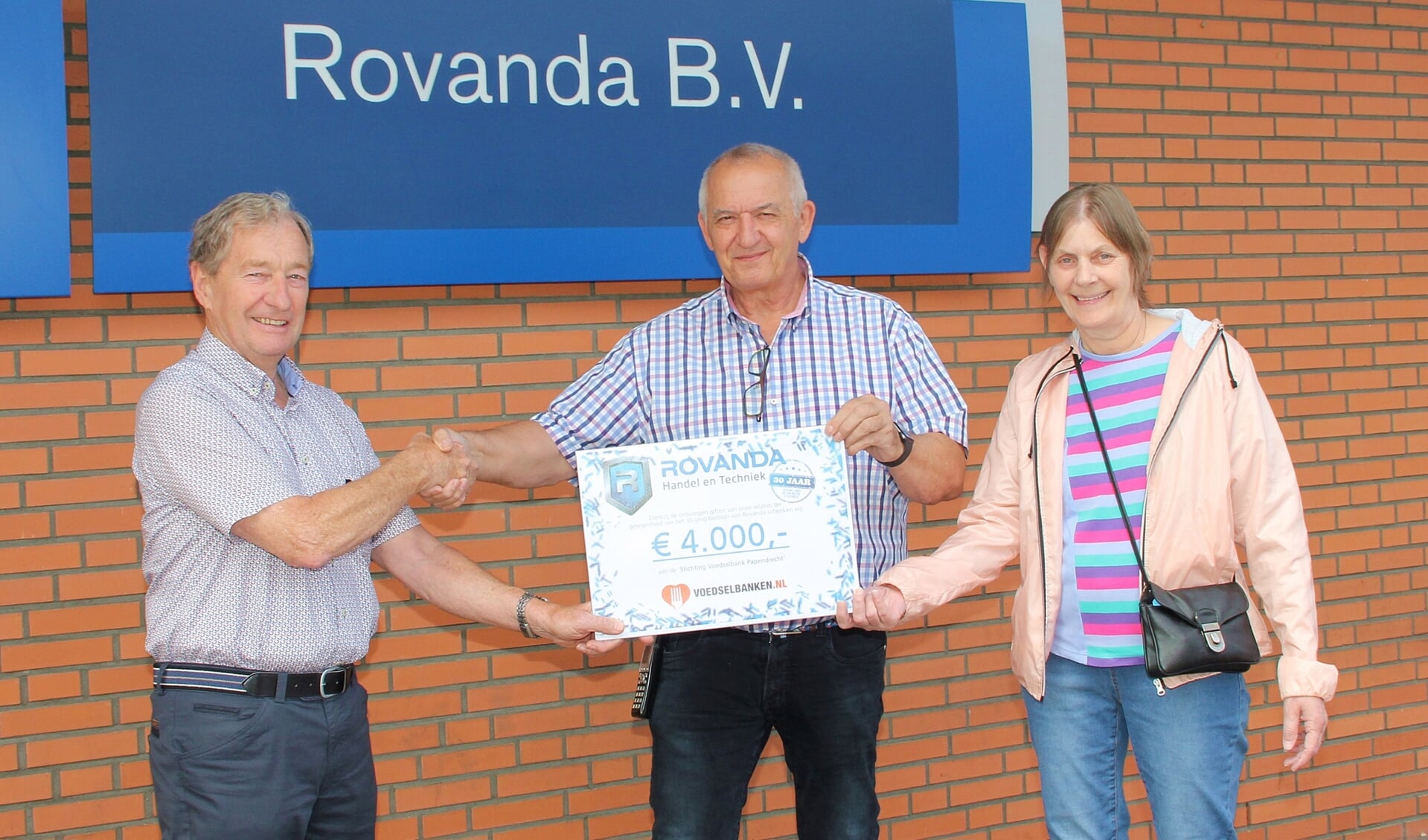 • De cheque-overhandiging, met v.l.n.r. Johan, Rook en Annie.