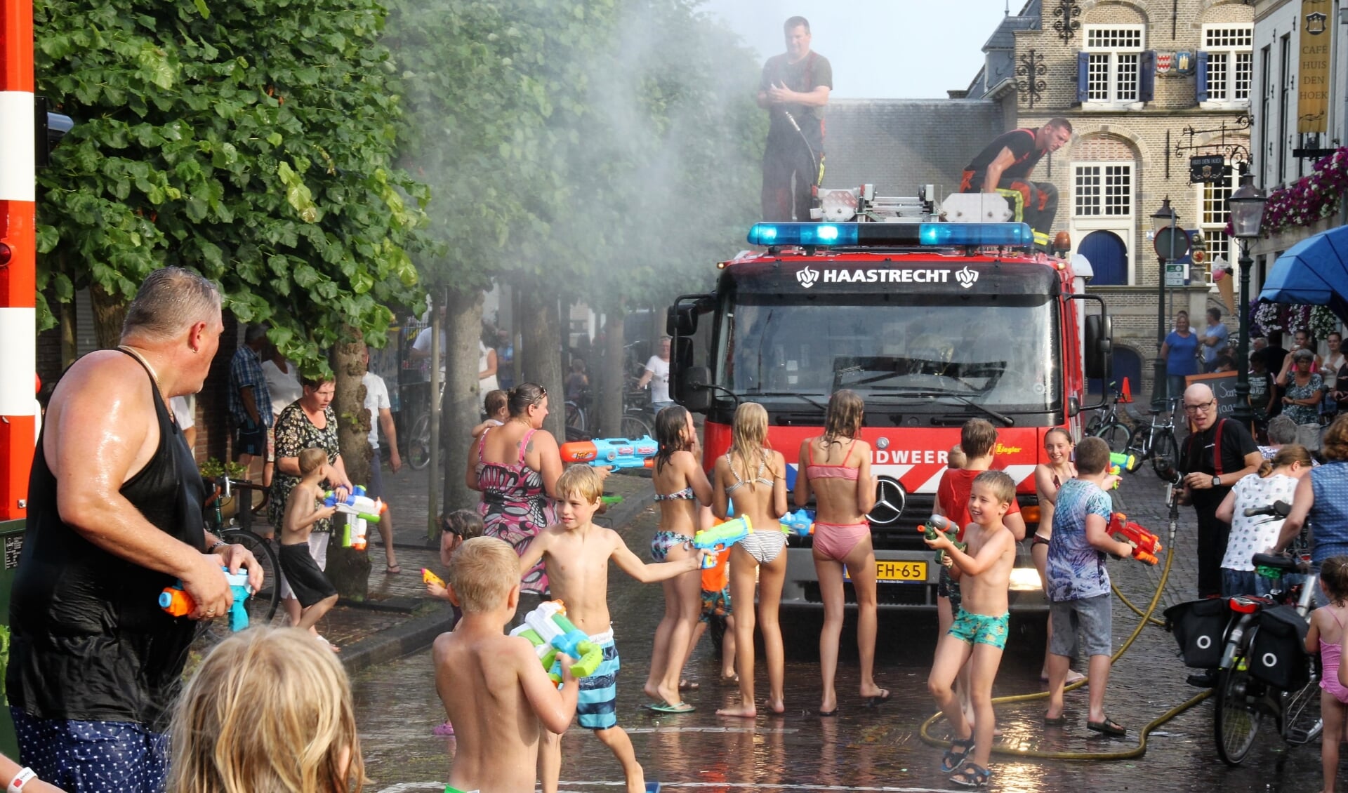 • De brandweer deed ook mee aan het watergevecht. 
