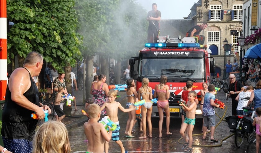 • De brandweer deed ook mee aan het watergevecht.