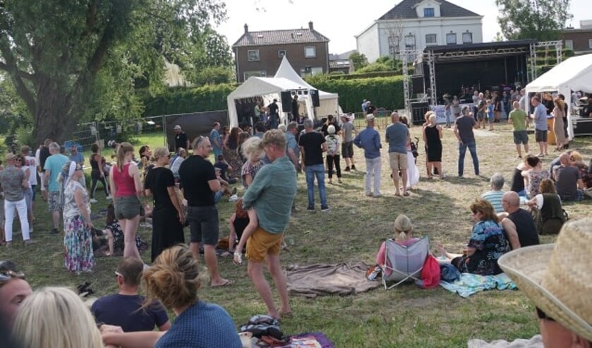 Zondagmiddag gezellig druk op het Paardenveld bij Woodstock aan de Waal. (Tekst en foto's: Jan Woldberg)  