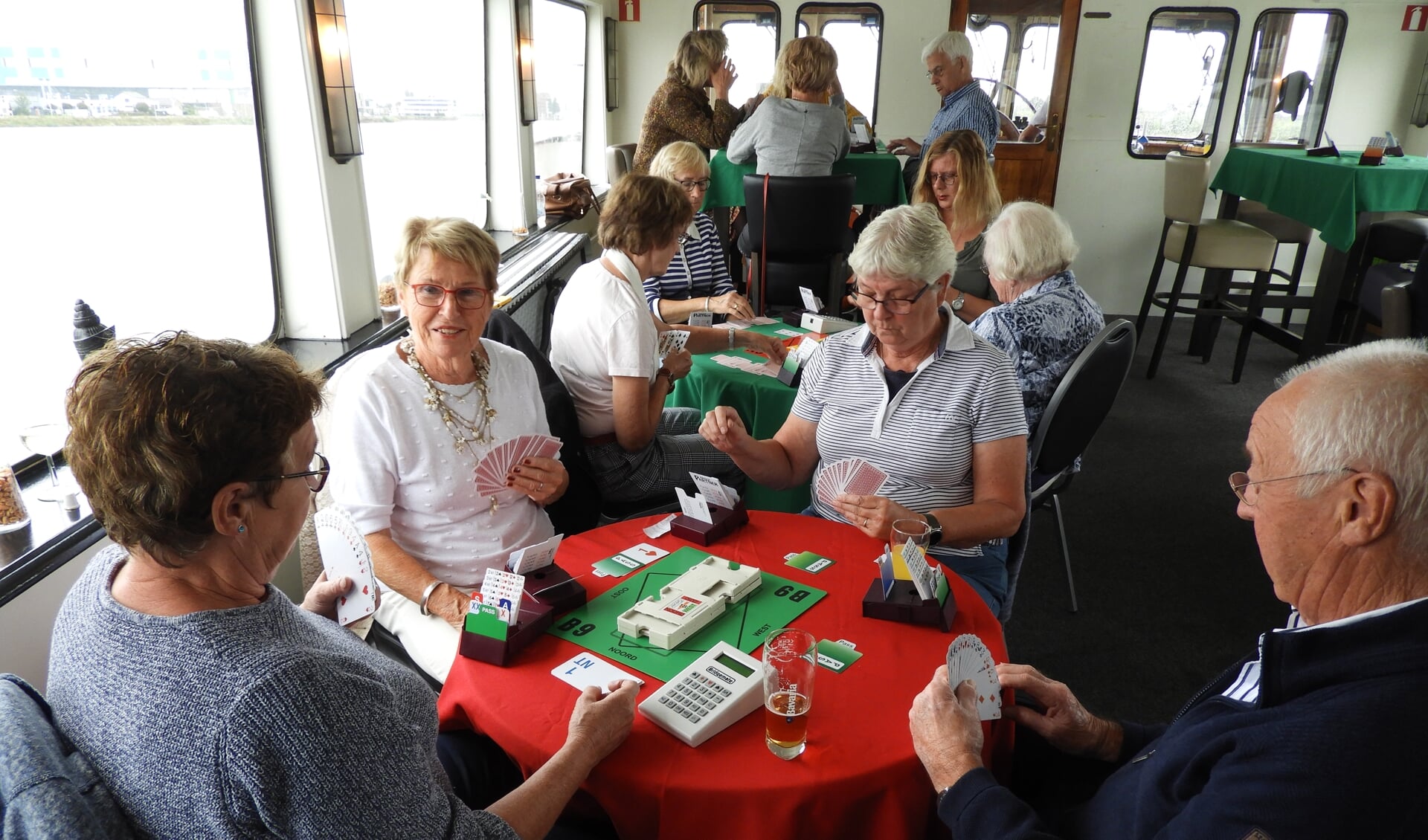 • Bridgen op de boot naar Dordrecht tijdens het 90-jarig jubileum van de ZBC in september 2018.