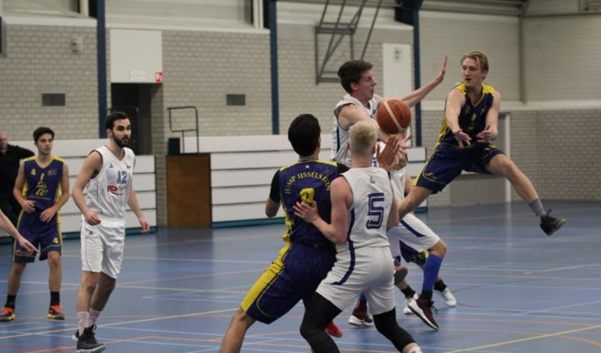 Side van Os komt springt met een flitsende pass voor Jump. Zijn vertrek betekent een aderlating voor de IJsselsteinse basketballers. (Foto: Ricardo Creebsburg)