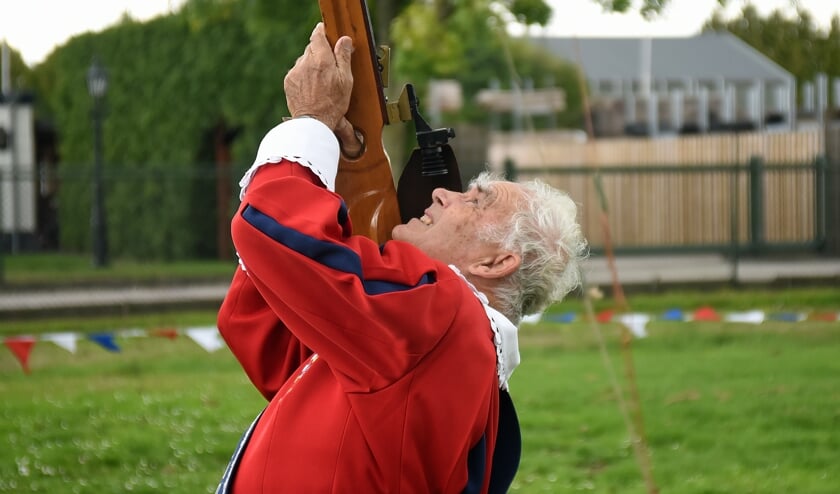 • Schutmeester Jan Schaafsma in actie tijdens een dag van het gilde.
