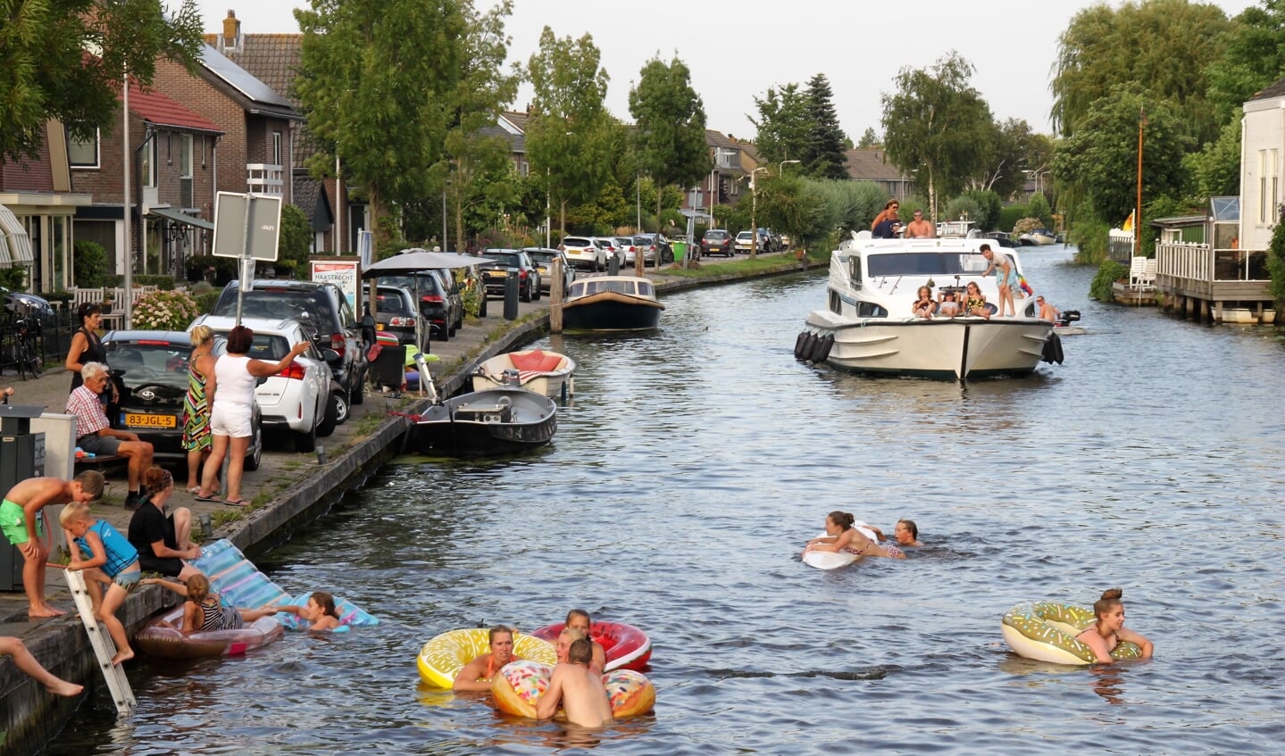• Na afloop doken veel deelnemers de IJssel in. 