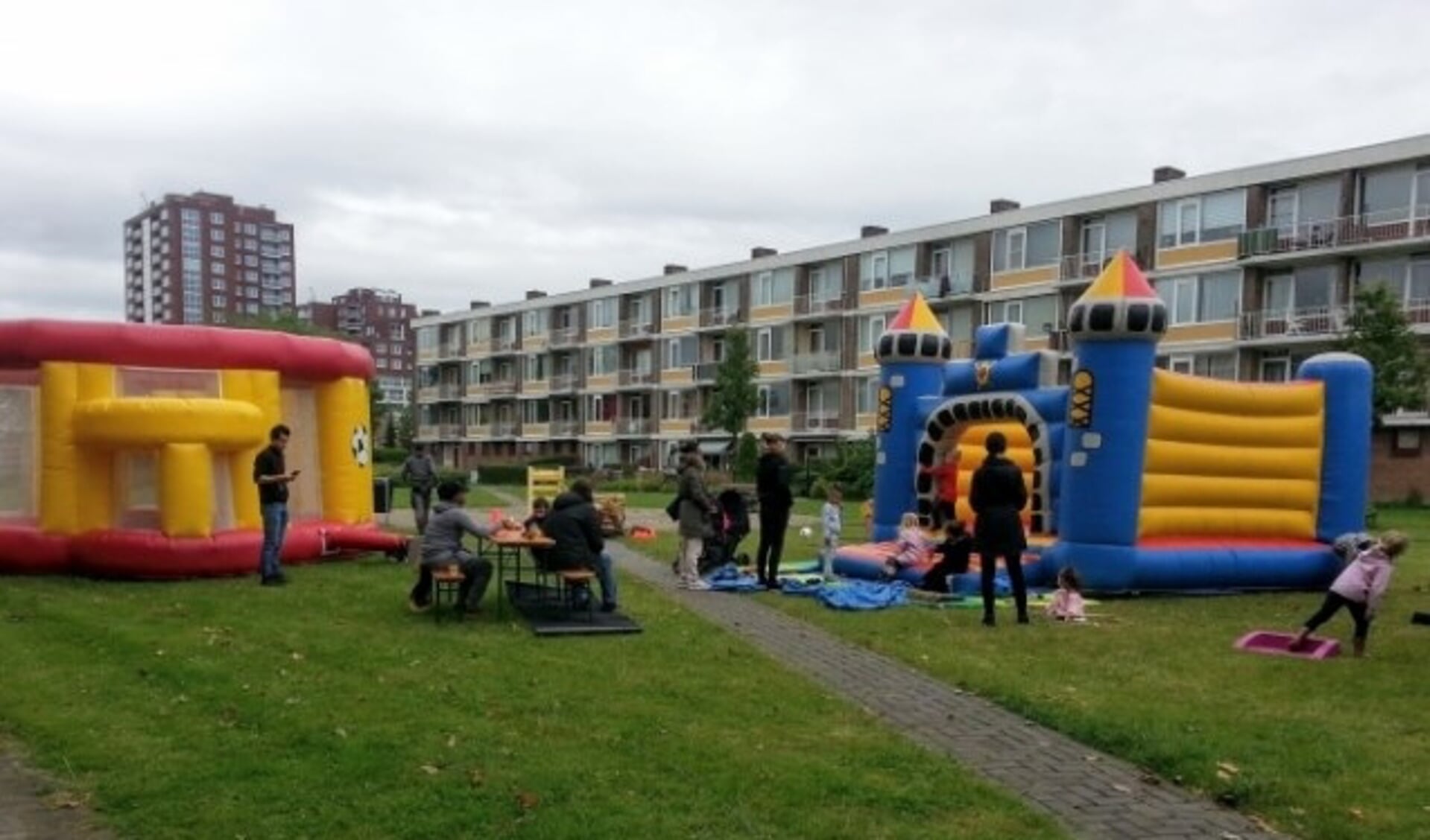 Kinderclub Torenhof start de zomer met Waterpret op grasveld bij de flat Kievitlaan 1-59.