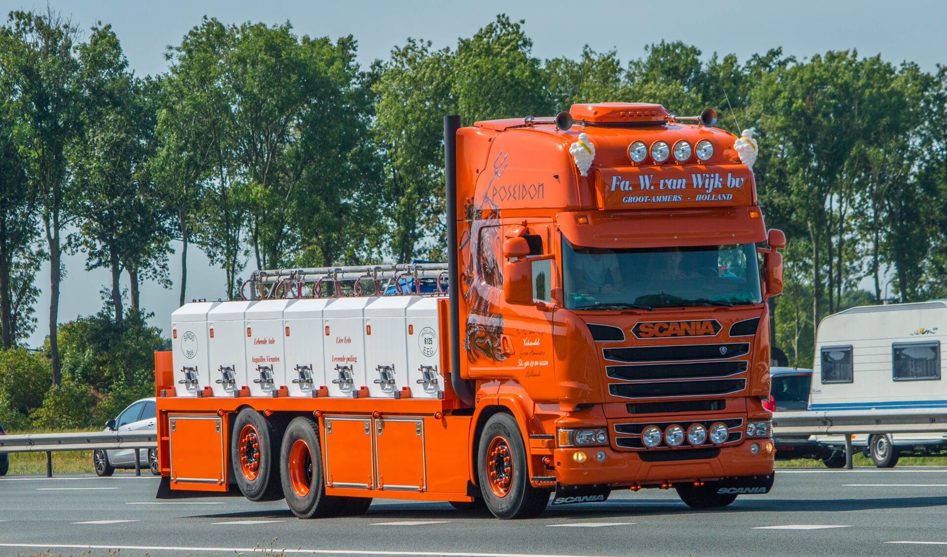 De Scania R 560 van Danny  Dijkshoorn en Désiree van Wijk uit Groot-Ammers.