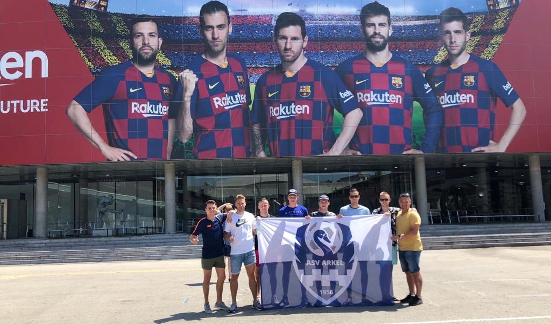 • De vriendenploeg van Arkel bij het stadion van Barcelona.