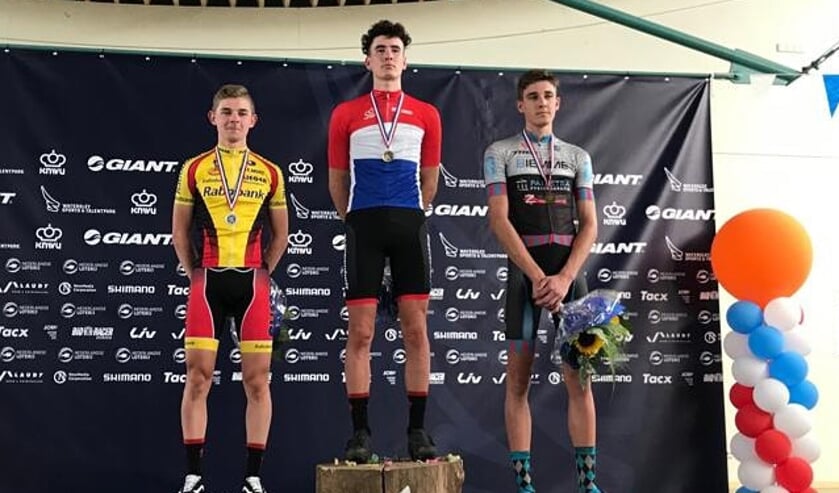 • Jesse Bikker werd tweede op het NK-Mountainbike voor beloften.