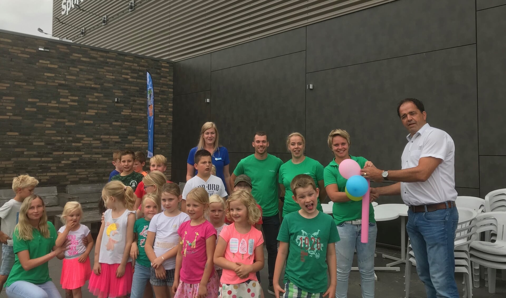 • Arjan de Jonge, voorzitter C.K.C. Kinderdijk overhandigt de sleutel aan Wasko’s Sport BSO en wenst de kinderen veel sport- en spelplezier tijdens de zomervakantie.