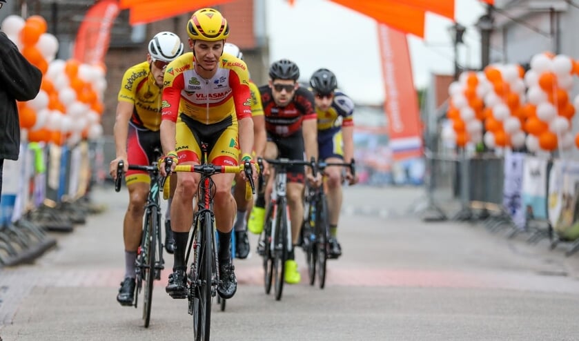 • Kelvin van den Dool, op deze foto in actie in Giessenburg.
