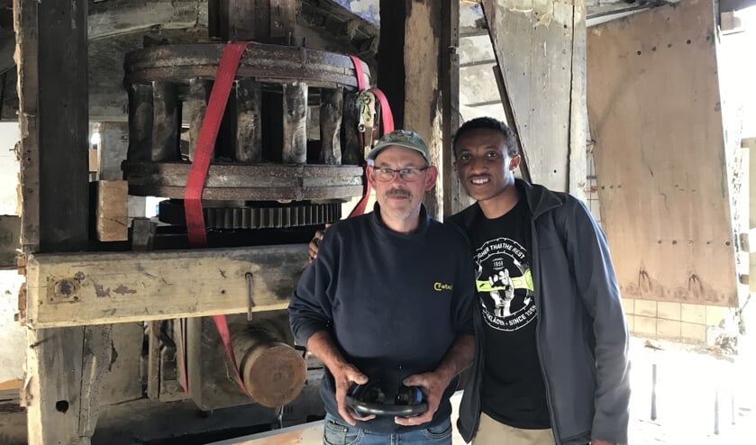 • Mehretab en vakman Piet (50) bij de Souburgse molen.