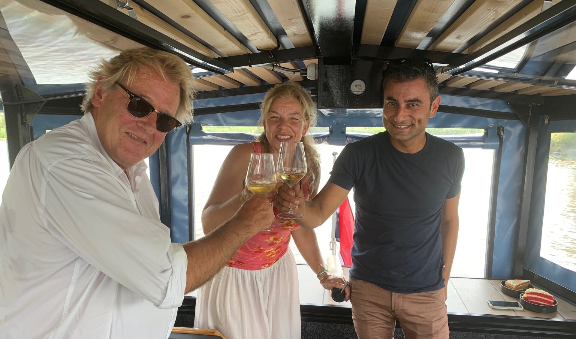 • Jaap Smit (links) met Ilse van der Plas (midden) en Ilimdar Akcay van Touristinfo. 