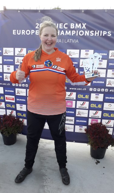 Chantal Bron met haar prijs.