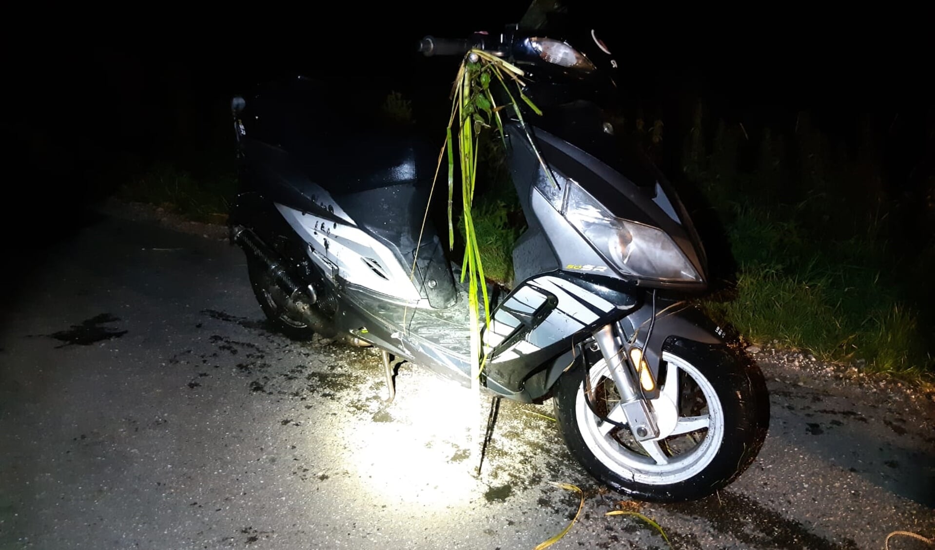 • Agenten haalden de bestuurder en zijn voertuig uit de sloot. De scooter bleek flink beschadigd. 