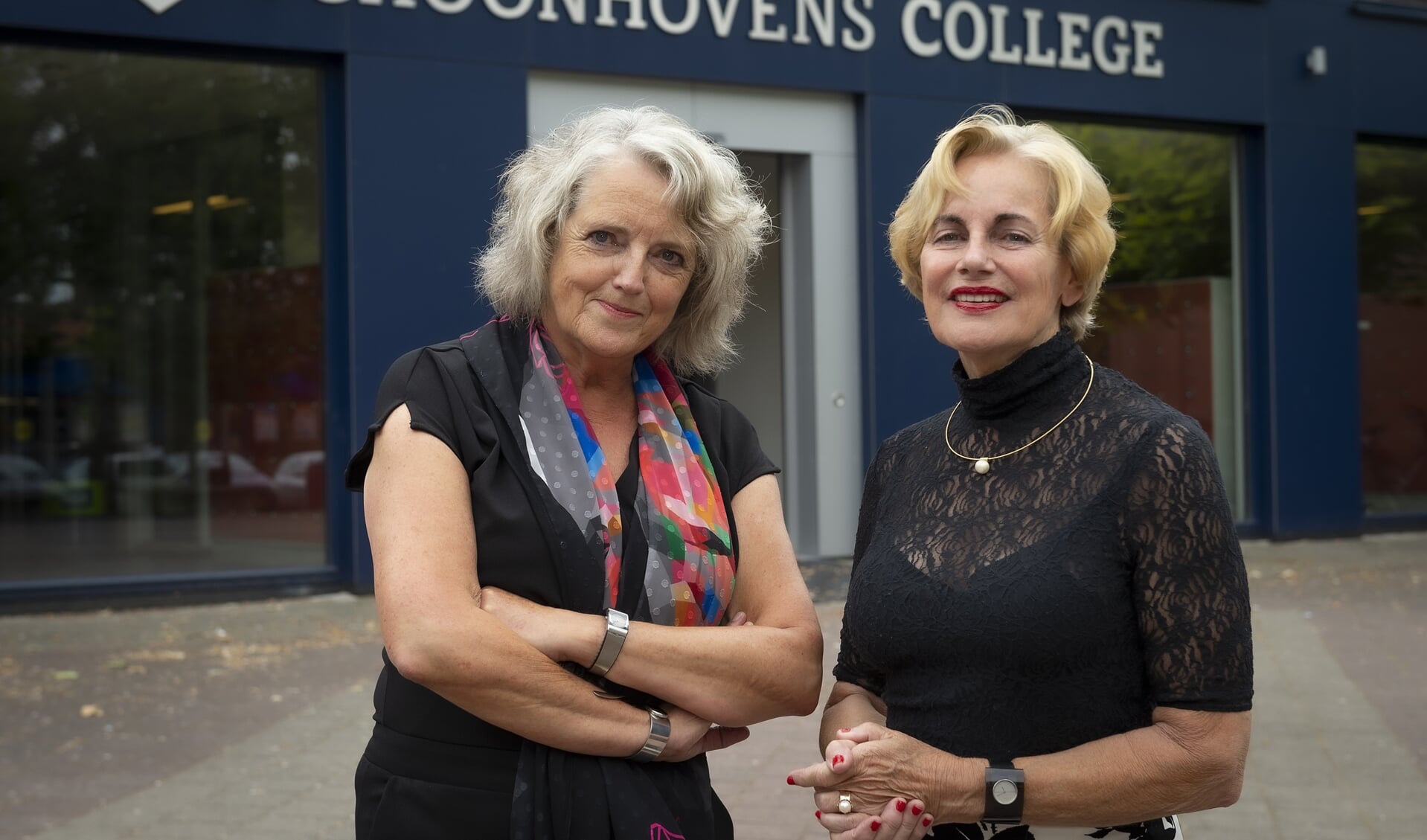 • Marion Kleuters en Sjoukje Postma trekken de deur van het Schoonhovens College achter zich dicht.
